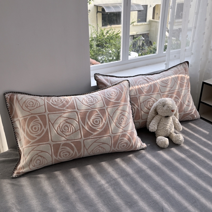 91家纺网 家纺一手货源 找家纺 晚依家纺 2024新款230g全消光牛奶绒四件套 陌上花开-粉灰