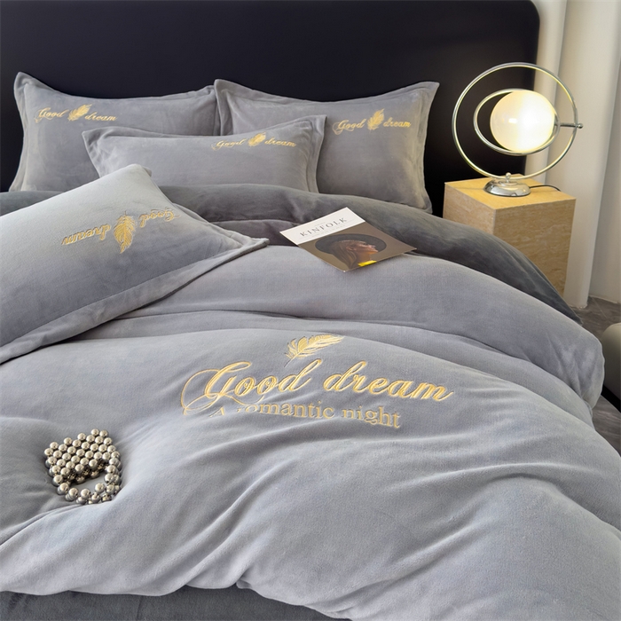 91家纺网 家纺一手货源 找家纺 灰鲸 2025新款A类牛奶绒轻奢刺绣四件套 轻羽-纳多灰+山灰