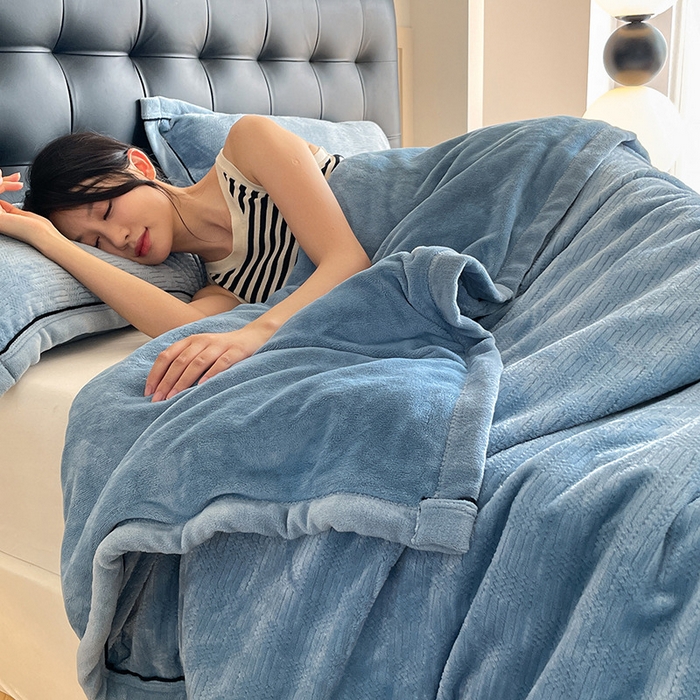 91家纺网 家纺一手货源 找家纺 欧邦 新款提花针织绒拉链款毯子牛奶绒单被套毯三件套 初见-蔚蓝