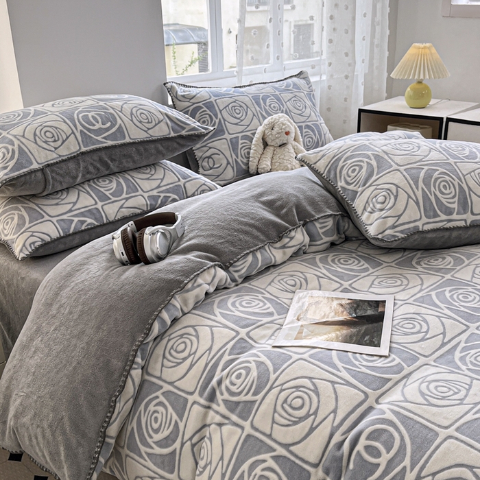 91家纺网 家纺一手货源 找家纺 晚依家纺 2024新款230g全消光牛奶绒四件套 陌上花开-蓝灰