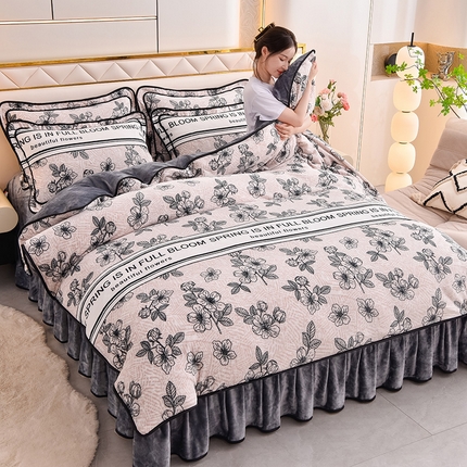 91家纺网 家纺一手货源 找家纺 亿品2025直播爆款9.5斤牛奶绒四件套加厚保暖床裙四件套 赫本小花