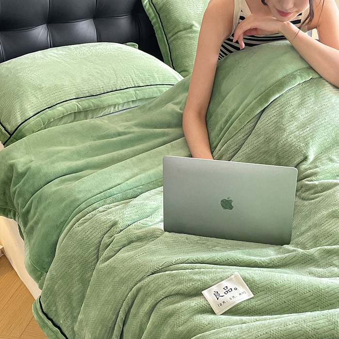 91家纺网 家纺一手货源 找家纺 欧邦 新款提花针织绒拉链款毯子牛奶绒单被套毯三件套 初见-草绿