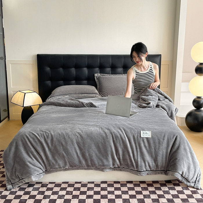 91家纺网 家纺一手货源 找家纺 欧邦 新款提花针织绒拉链款毯子牛奶绒单被套毯三件套 初见-珍珠灰