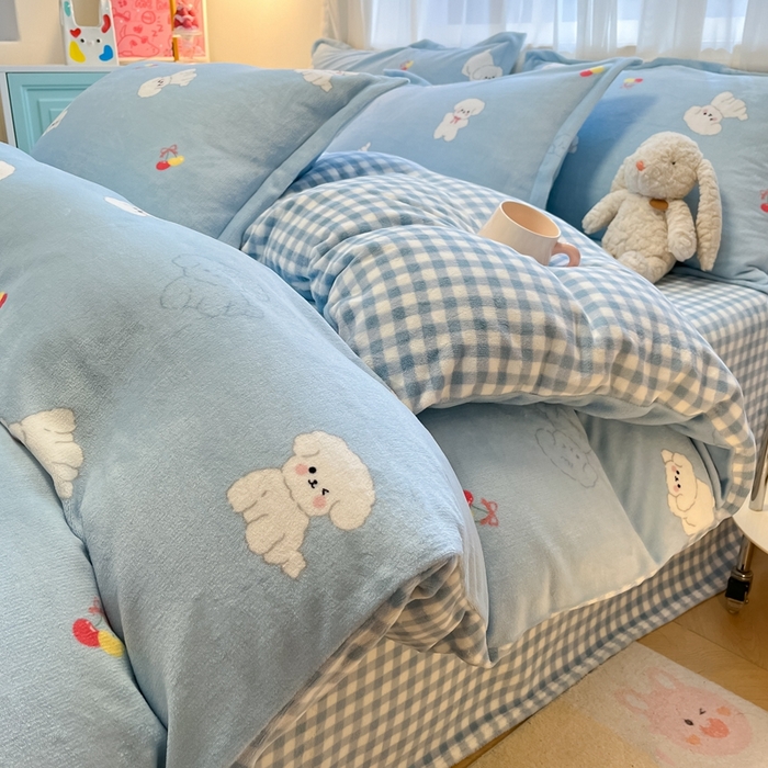91家纺网 家纺一手货源 找家纺 2025新款田园花卉类印花牛奶绒被套单件 宝贝熊仔