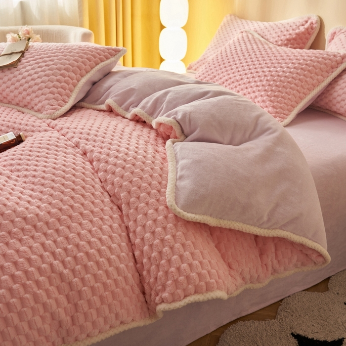 91家纺网 家纺一手货源 找家纺 吾诺家居 2024新款大豆豆绒可拆洗冬被 大豆豆-粉