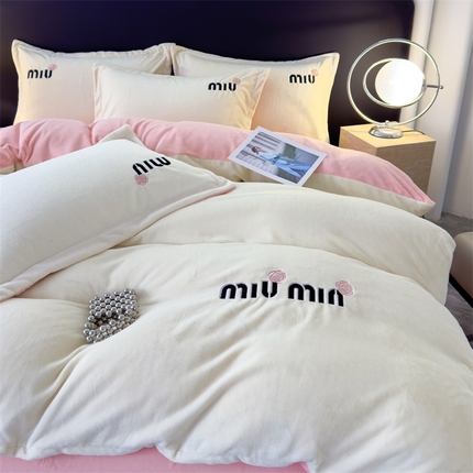 91家纺网 家纺一手货源 找家纺 灰鲸 2025新款A类牛奶绒轻奢刺绣四件套 miumin-奶昔白+仙粉