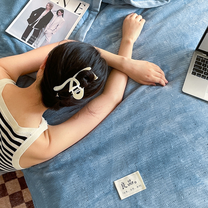 91家纺网 家纺一手货源 找家纺 欧邦 新款提花针织绒拉链款毯子牛奶绒单被套毯三件套 初见-蔚蓝