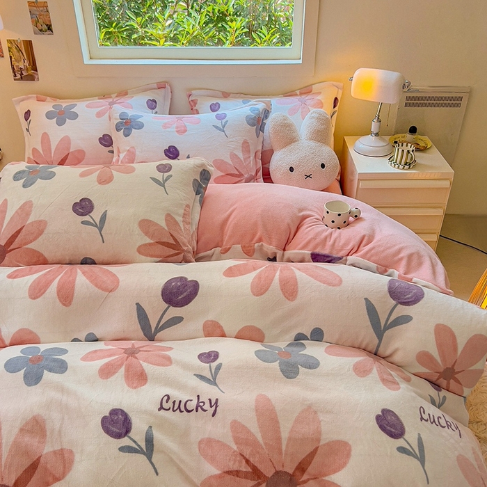 91家纺网 家纺一手货源 找家纺 2025新款田园花卉类印花牛奶绒被套单件 苏格兰