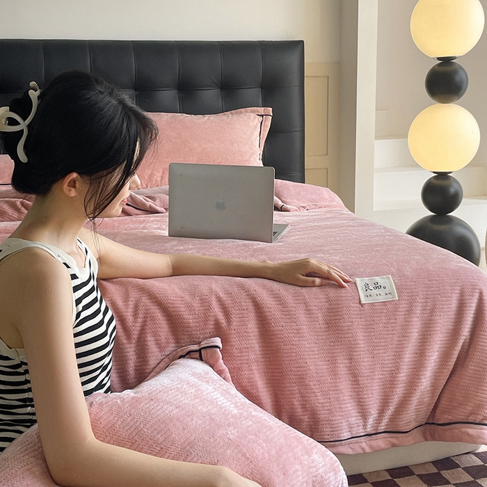 91家纺网 家纺一手货源 找家纺 欧邦 新款提花针织绒拉链款毯子牛奶绒单被套毯三件套 初见-莱茵粉