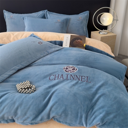 91家纺网 家纺一手货源 找家纺 灰鲸 2025新款A类牛奶绒轻奢刺绣四件套 南笙-邃蓝+香槟