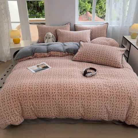 91家纺网 家纺一手货源 找家纺 晚依家纺 2024新款230g全消光牛奶绒四件套 巴克曼-桔灰