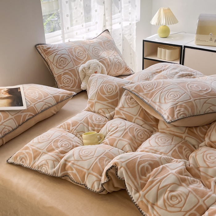 91家纺网 家纺一手货源 找家纺 晚依家纺 2024新款230g全消光牛奶绒四件套 陌上花开-驼棕