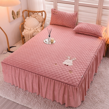 91家纺网 家纺一手货源 找家纺 好眠好梦家纺 2024新款叮当兔牛奶绒绣花单床裙 豆沙床裙