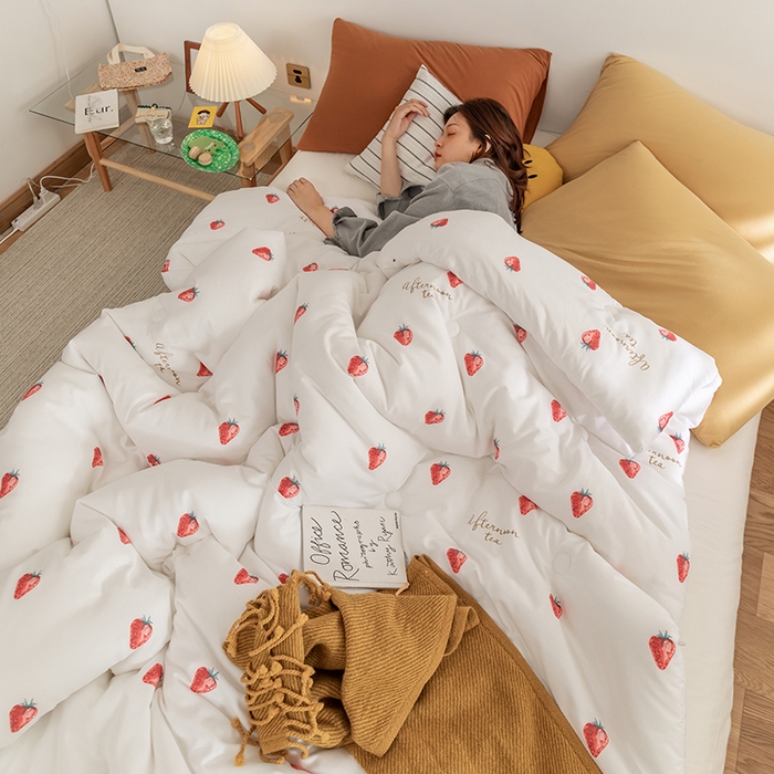 91家纺网 家纺一手货源 找家纺 莱福仕家纺 2024新款全棉13070四季被冬被被子被芯 夏日草莓白