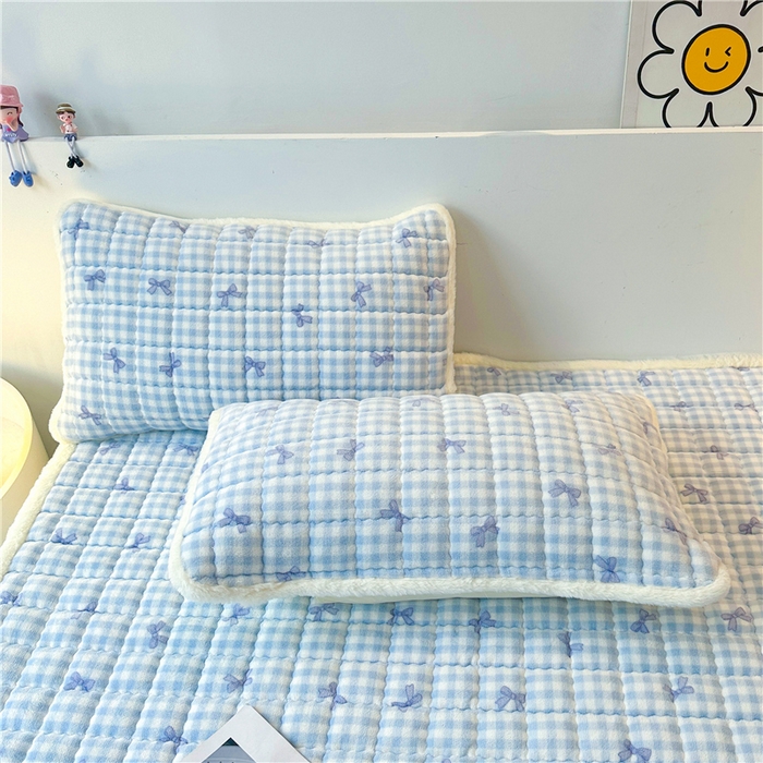 91家纺网 家纺一手货源 找家纺 喜居 2024新款印花牛奶绒床褥垫加厚宝宝绒床褥子床垫薄床垫 蓝格浅浅