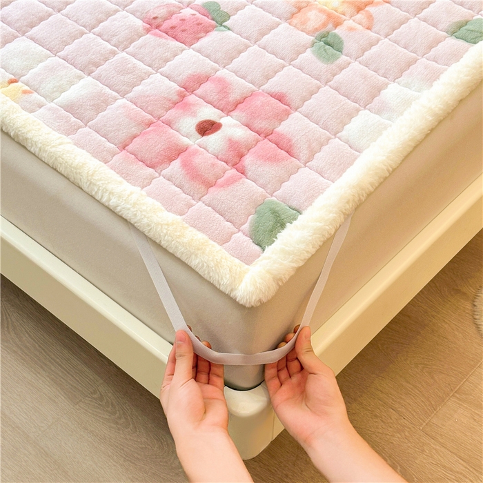 91家纺网 家纺一手货源 找家纺 喜居 2024新款印花牛奶绒床褥垫加厚宝宝绒床褥子床垫薄床垫 缤纷草莓