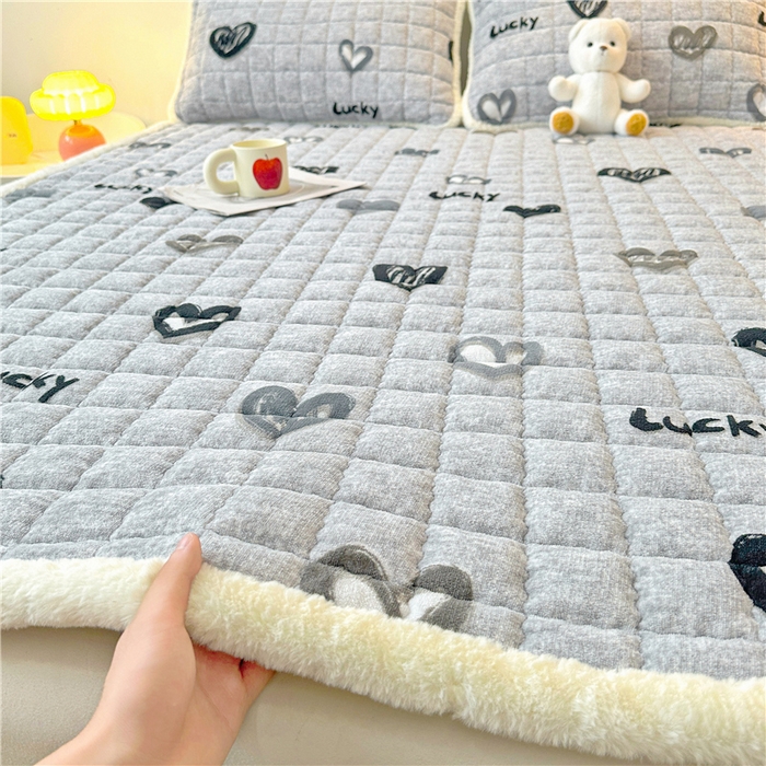 91家纺网 家纺一手货源 找家纺 喜居 2024新款印花牛奶绒床褥垫加厚宝宝绒床褥子床垫薄床垫 幸运心情