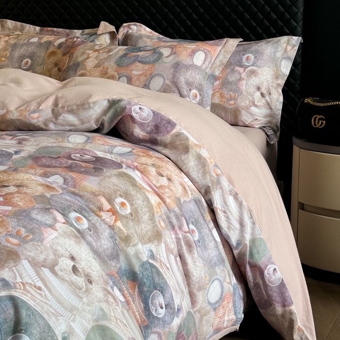 91家纺网 家纺一手货源 找家纺 涵宸家纺 2024新款全棉磨毛数码印花四件套 梦幻熊熊-桔