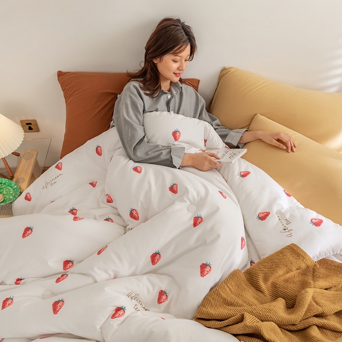 91家纺网 家纺一手货源 找家纺 莱福仕家纺 2024新款全棉13070四季被冬被被子被芯 夏日草莓白