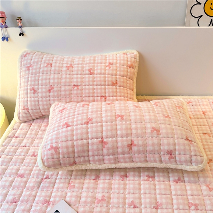 91家纺网 家纺一手货源 找家纺 喜居 2024新款印花牛奶绒床褥垫加厚宝宝绒床褥子床垫薄床垫 粉格浅浅
