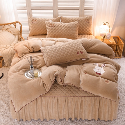 91家纺网 家纺一手货源 找家纺 好眠好梦家纺 2024新款叮当兔牛奶绒绣花床裙款四件套 奶咖