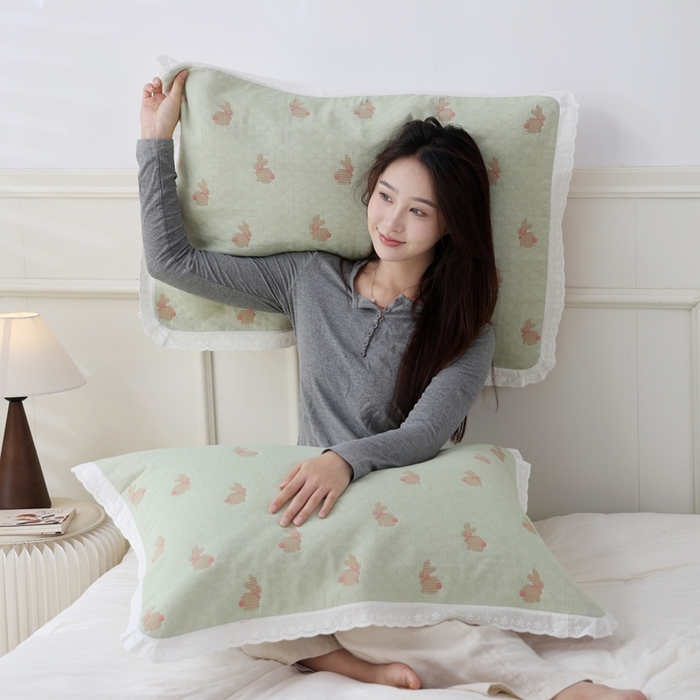 91家纺网 家纺一手货源 找家纺 朴尔家纺-毛巾被 2024新款韩版小碎花边全棉四层纱布枕巾 领结兔-绿