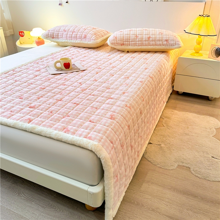 91家纺网 家纺一手货源 找家纺 喜居 2024新款印花牛奶绒床褥垫加厚宝宝绒床褥子床垫薄床垫 粉格浅浅
