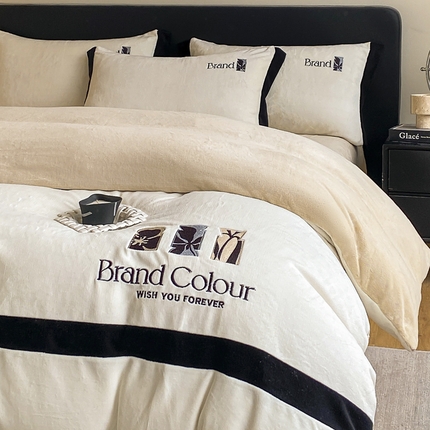 91家纺网 家纺一手货源 找家纺 （总）子曰 2025新款230g全消光牛奶绒刺绣拼接轻奢四件套