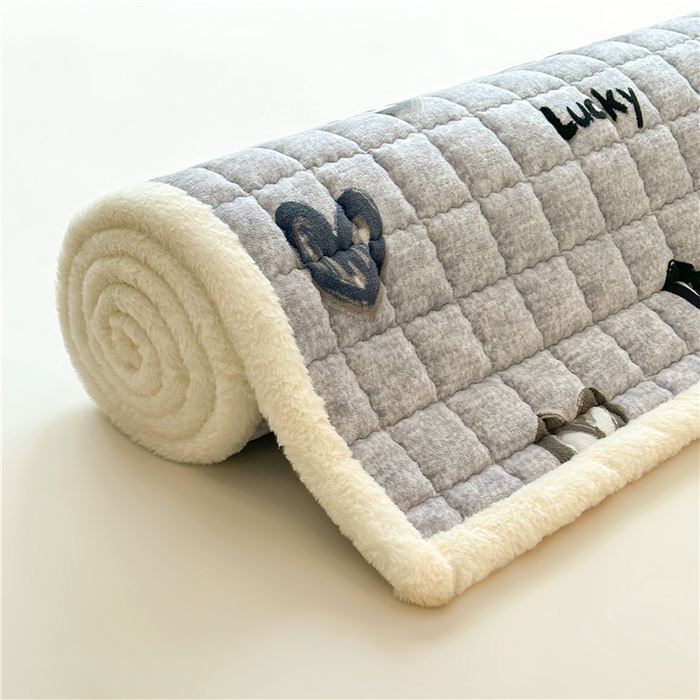 91家纺网 家纺一手货源 找家纺 喜居 2024新款印花牛奶绒床褥垫加厚宝宝绒床褥子床垫薄床垫 幸运心情