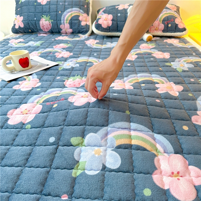 91家纺网 家纺一手货源 找家纺 喜居 2024新款印花牛奶绒床褥垫加厚宝宝绒床褥子床垫薄床垫 彩虹桥