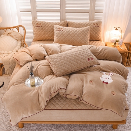 91家纺网 家纺一手货源 找家纺 好眠好梦家纺 2024新款叮当兔牛奶绒绣花床笠款四件套 奶咖