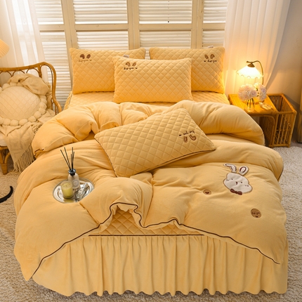 91家纺网 家纺一手货源 找家纺 好眠好梦家纺 2024新款叮当兔牛奶绒绣花床裙款四件套 鹅黄