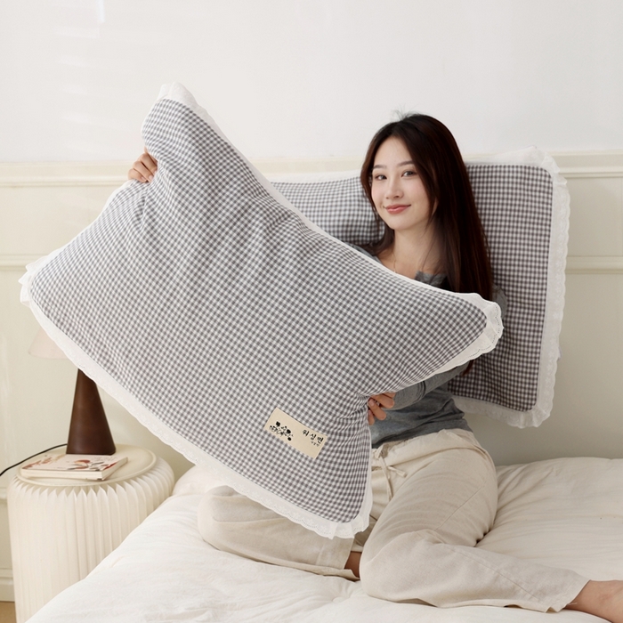 91家纺网 家纺一手货源 找家纺 朴尔家纺-毛巾被 2024新款韩版小碎花边全棉四层纱布枕巾 韩式小格-灰