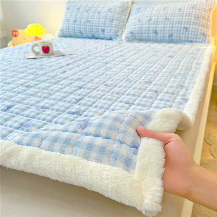 91家纺网 家纺一手货源 找家纺 喜居 2024新款印花牛奶绒床褥垫加厚宝宝绒床褥子床垫薄床垫 蓝格浅浅