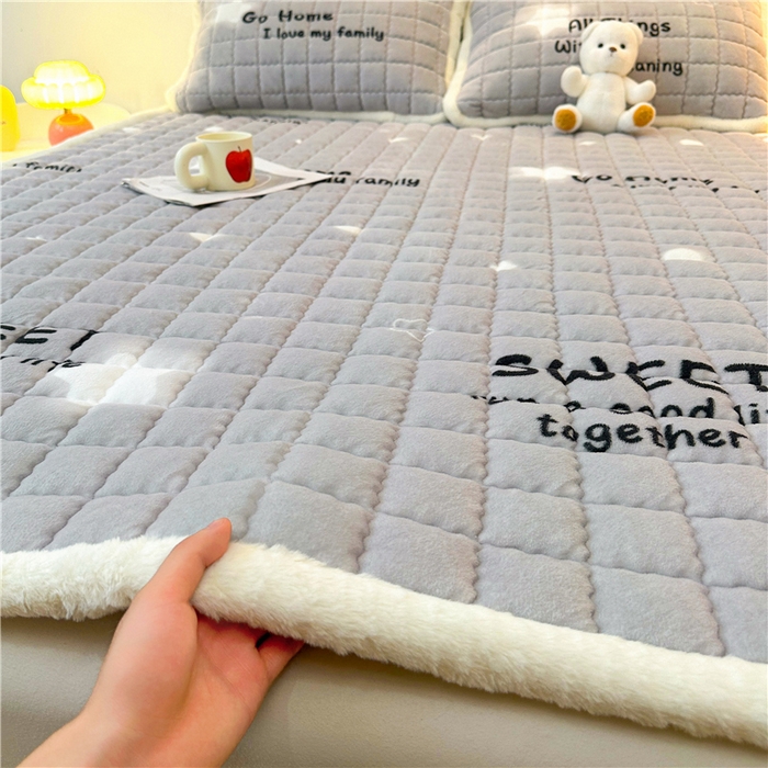 91家纺网 家纺一手货源 找家纺 喜居 2024新款印花牛奶绒床褥垫加厚宝宝绒床褥子床垫薄床垫 星之物语