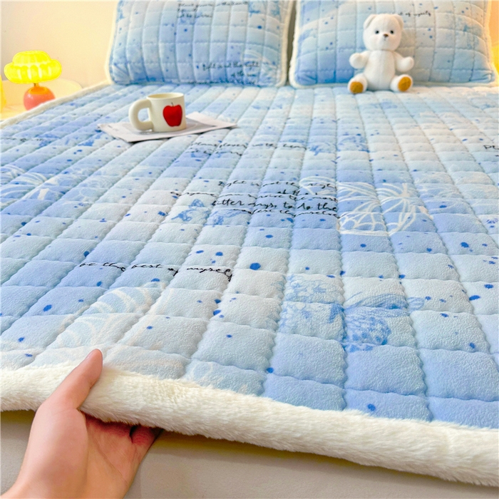 91家纺网 家纺一手货源 找家纺 喜居 2024新款印花牛奶绒床褥垫加厚宝宝绒床褥子床垫薄床垫 爱丽丝