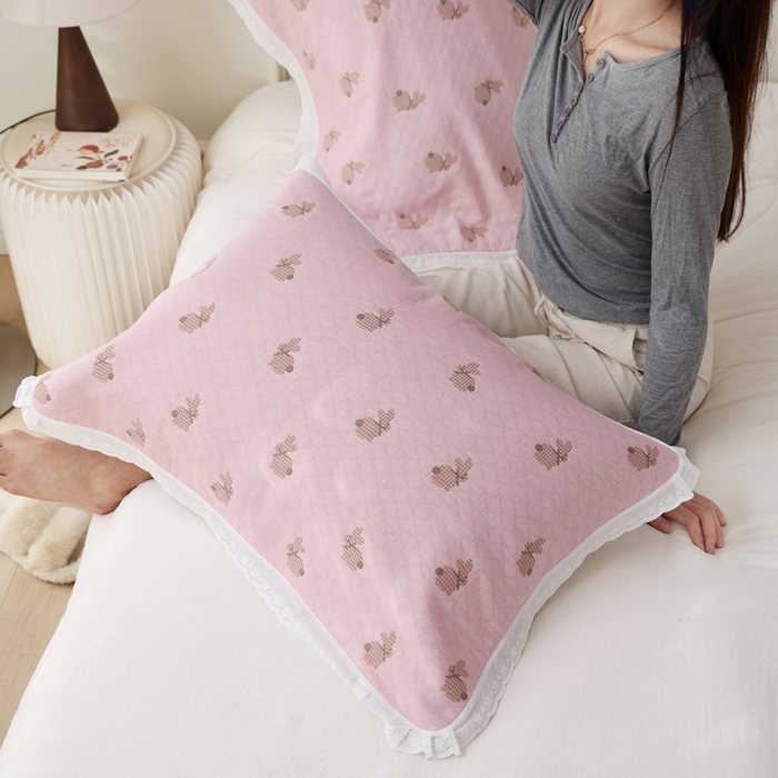 91家纺网 家纺一手货源 找家纺 朴尔家纺-毛巾被 2024新款韩版小碎花边全棉四层纱布枕巾 领结兔-粉