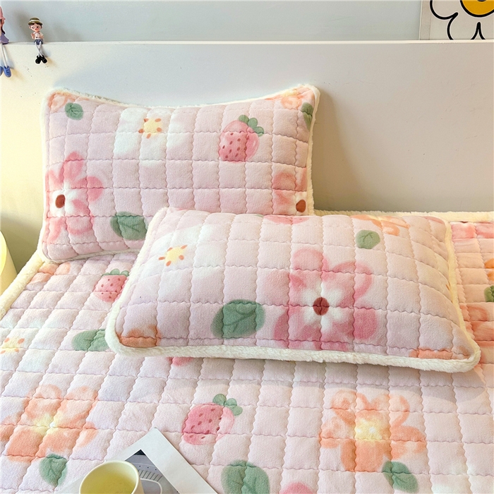 91家纺网 家纺一手货源 找家纺 喜居 2024新款印花牛奶绒床褥垫加厚宝宝绒床褥子床垫薄床垫 缤纷草莓