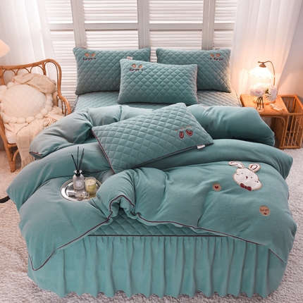 91家纺网 家纺一手货源 找家纺 好眠好梦家纺 2024新款叮当兔牛奶绒绣花床裙款四件套 雾兰