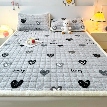 91家纺网 家纺一手货源 找家纺 喜居 2024新款印花牛奶绒床褥垫加厚宝宝绒床褥子床垫薄床垫 幸运心情