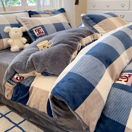 91家纺网 家纺一手货源 找家纺 绘萱家居 2025新款高克重印花牛奶绒四件套 大格-蓝