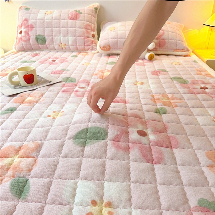 91家纺网 家纺一手货源 找家纺 喜居 2024新款印花牛奶绒床褥垫加厚宝宝绒床褥子床垫薄床垫 缤纷草莓