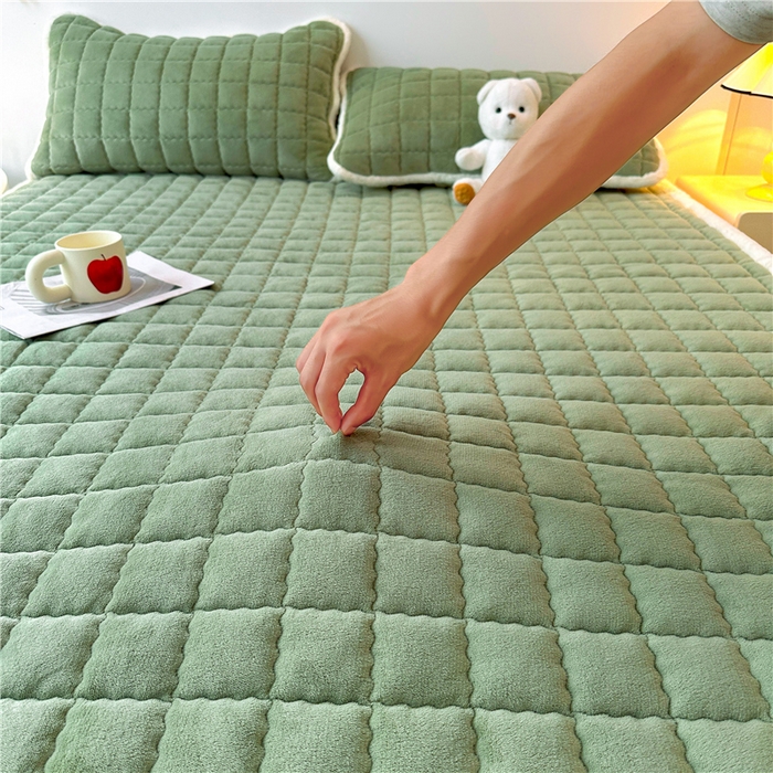 91家纺网 家纺一手货源 找家纺 喜居 2024新款印花牛奶绒床褥垫加厚宝宝绒床褥子床垫薄床垫 暖绒绿