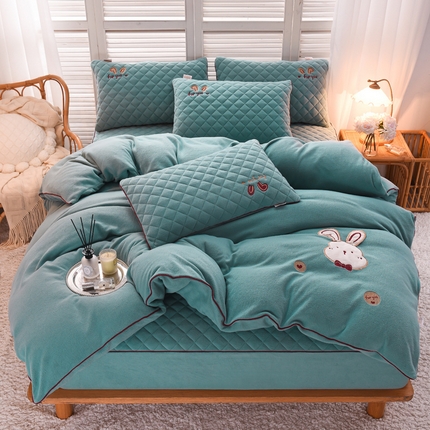 91家纺网 家纺一手货源 找家纺 好眠好梦家纺 2024新款叮当兔牛奶绒绣花床笠款四件套 雾兰