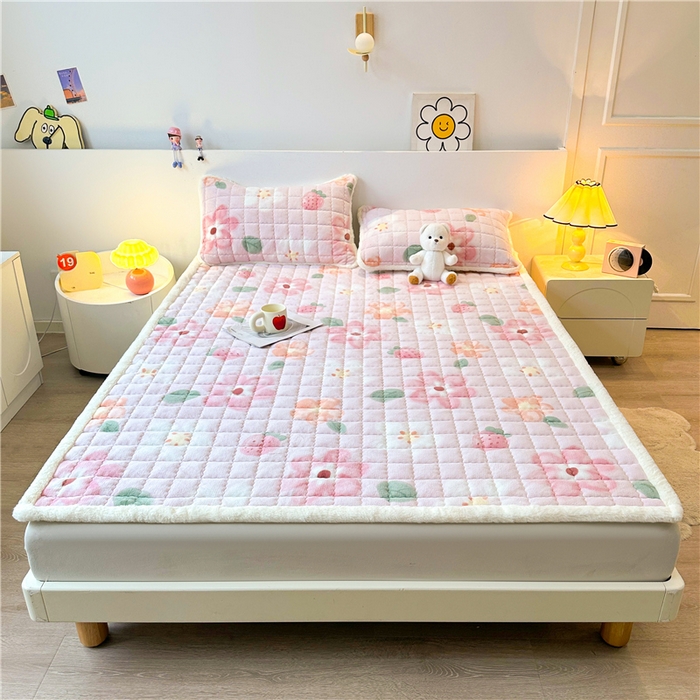 91家纺网 家纺一手货源 找家纺 喜居 2024新款印花牛奶绒床褥垫加厚宝宝绒床褥子床垫薄床垫 缤纷草莓