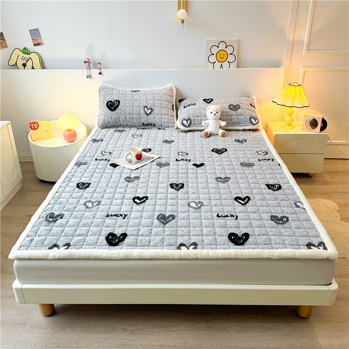 91家纺网 家纺一手货源 找家纺 喜居 2024新款印花牛奶绒床褥垫加厚宝宝绒床褥子床垫薄床垫 幸运心情