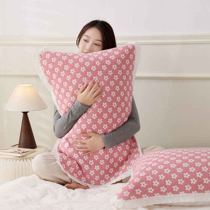 91家纺网 家纺一手货源 找家纺 朴尔家纺-毛巾被 2024新款韩版小碎花边全棉四层纱布枕巾 樱花季-粉