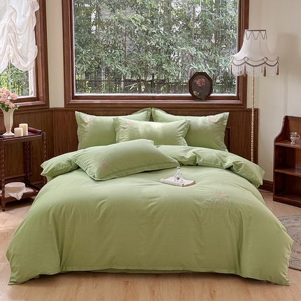 91家纺网 家纺一手货源 找家纺 巧玲珑 2025新款生态绣花四件套 爱丁熊-绿