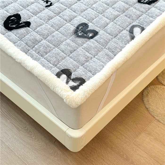 91家纺网 家纺一手货源 找家纺 喜居 2024新款印花牛奶绒床褥垫加厚宝宝绒床褥子床垫薄床垫 幸运心情
