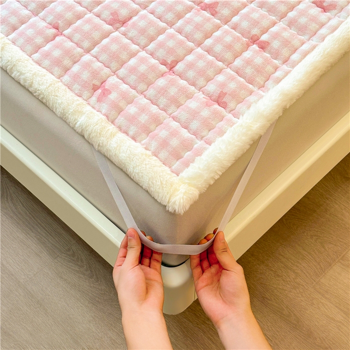 91家纺网 家纺一手货源 找家纺 喜居 2024新款印花牛奶绒床褥垫加厚宝宝绒床褥子床垫薄床垫 粉格浅浅